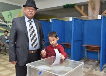 МАЛЕНЬКИМ ПОСЕТИТЕЛЯМ УЧАСТКОВ ДАРЯТ ПОДАРКИ