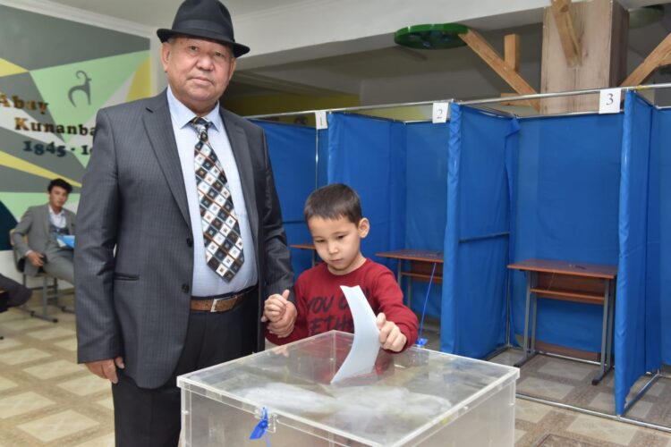 МАЛЕНЬКИМ ПОСЕТИТЕЛЯМ УЧАСТКОВ ДАРЯТ ПОДАРКИ