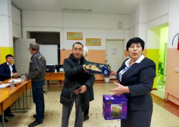 ШЫМКЕНТТЕ АЛҒАШ ДАУЫС БЕРГЕН ДАУЫС БЕРУШІЛЕРГЕ СЫЙЛЫҚТАР ТАБЫСТАЛДЫ