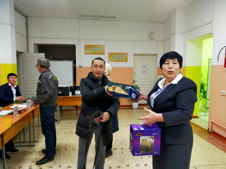 ШЫМКЕНТТЕ АЛҒАШ ДАУЫС БЕРГЕН ДАУЫС БЕРУШІЛЕРГЕ СЫЙЛЫҚТАР ТАБЫСТАЛДЫ