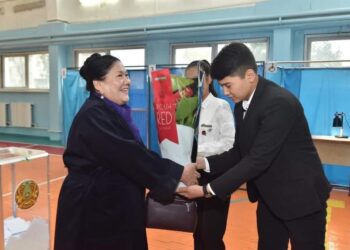 САЙЛАУ УЧАСКЕСІНДЕ АРДАГЕР-ҰСТАЗҒА ЕРЕКШЕ ҚҰРМЕТ КӨРСЕТІЛДІ