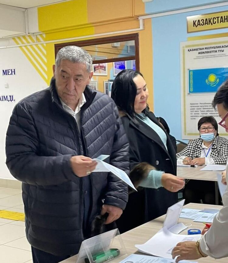 «ҮЗДІК ЕҢБЕК ӘУЛЕТІ» ДАУЫС БЕРУГЕ КЕЛДІ