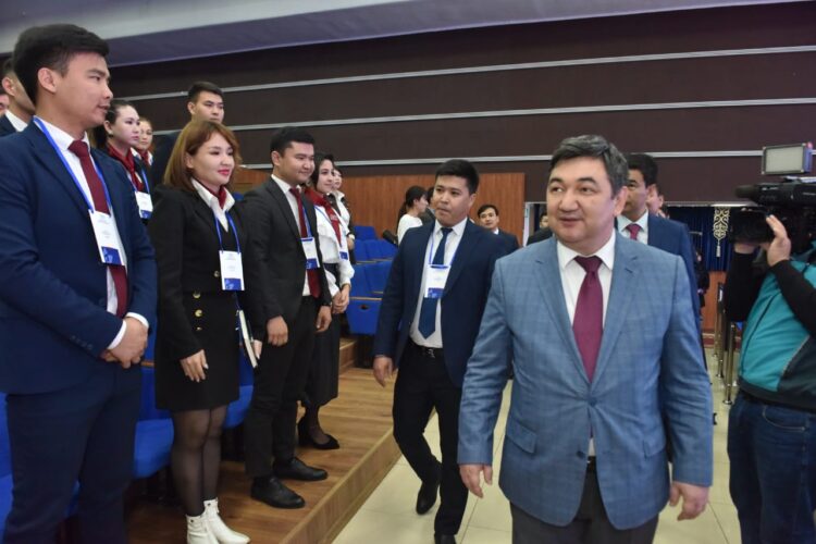 МИНИСТР ШЫМКЕНТТІҢ ЖАСТАР РЕСУРСТЫҚ ОРТАЛЫҒЫНЫҢ ЖҰМЫСЫНА ОҢ БАҒАСЫН БЕРДІ