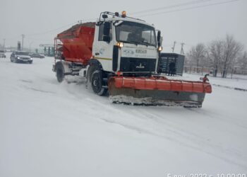 ЕҢБЕКШІ АУДАНЫНА ҚАРАСТЫ ІШКІ ОРАМ ЖӘНЕ ОРТАЛЫҚ КӨШЕЛЕРДЕ ҚАРДАН ТАЗАРТУ ЖҰМЫСТАРЫ ЖАЛҒАСУДА