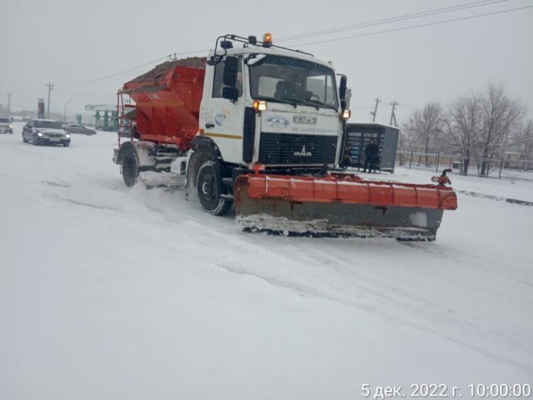 ЕҢБЕКШІ АУДАНЫНА ҚАРАСТЫ ІШКІ ОРАМ ЖӘНЕ ОРТАЛЫҚ КӨШЕЛЕРДЕ ҚАРДАН ТАЗАРТУ ЖҰМЫСТАРЫ ЖАЛҒАСУДА
