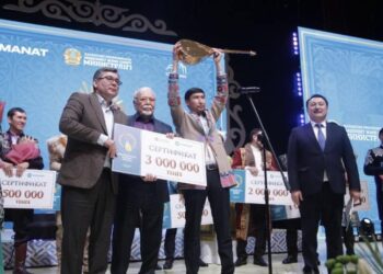 ТҮРКІСТАН ТӨРІНДЕ ЕРКЕБҰЛАН ҚАЙНАЗАРОВ «АЛТЫН ДОМБЫРА»  ИЕГЕРІ АТАНДЫ