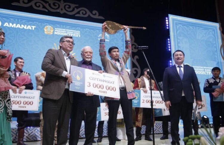 ТҮРКІСТАН ТӨРІНДЕ ЕРКЕБҰЛАН ҚАЙНАЗАРОВ «АЛТЫН ДОМБЫРА»  ИЕГЕРІ АТАНДЫ