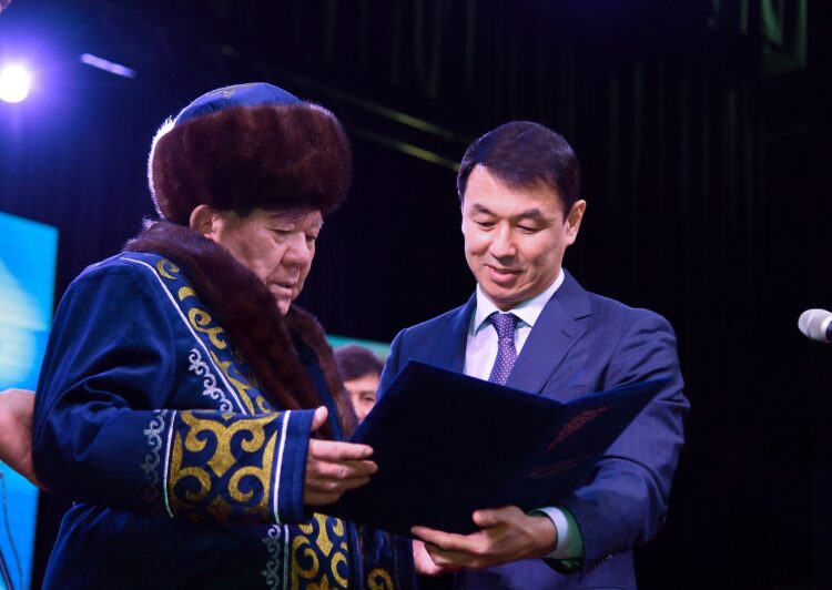 ТҮРКІСТАНДА МҰХТАР ШАХАНОВТЫҢ МЕРЕЙТОЙЫНА АРНАЛҒАН «ӘЛЕМ ТАНЫҒАН АҚЫН» АТТЫ ШЫҒАРМАШЫЛЫҚ КЕШІ ӨТТІ