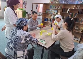 ТҮРКІСТАН: КЕЛЕС АУДАНЫНДА ЗЕЙНЕТКЕРЛЕР МЕН МҮГЕДЕКТІГІ БАР АЗАМАТТАР ТІГІН ТІГІП, КЕСТЕ ТОҚУДА