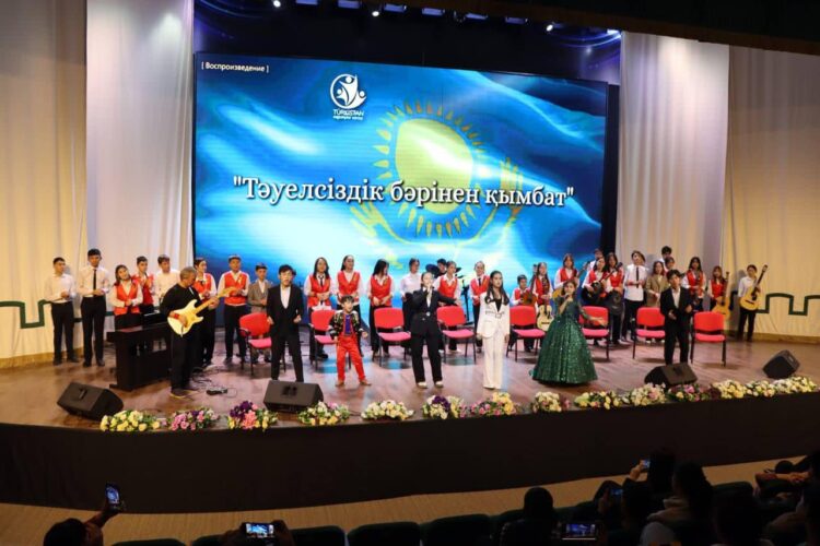 ТҮРКІСТАНДА «ТӘУЕЛСІЗДІК БӘРІНЕН ҚЫМБАТ» АТТЫ МЕРЕКЕЛІК КОНЦЕРТ ӨТТІ