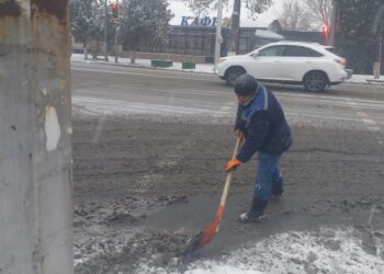 ҚАРАТАУ АУДАНЫНДА ҚАРДАН ТАЗАРТУ ЖҰМЫСТАРЫ ҚАРҚЫНДЫ ЖҮРГІЗІЛУДЕ