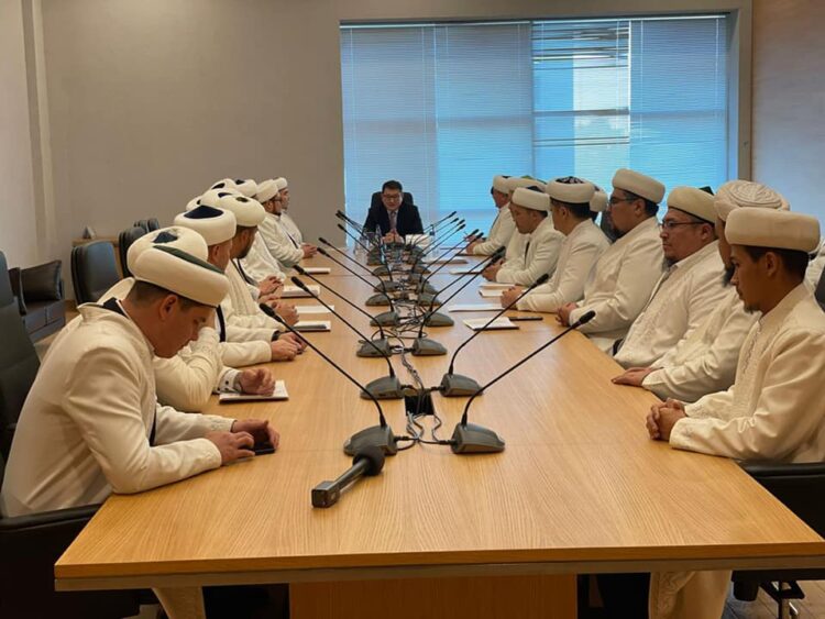 ПРЕЗИДЕНТТІҢ КЕҢЕСШІСІ ТҮРКІСТАНДЫҚ ДІН ӨКІЛДЕРІМЕН КЕЗДЕСТІ