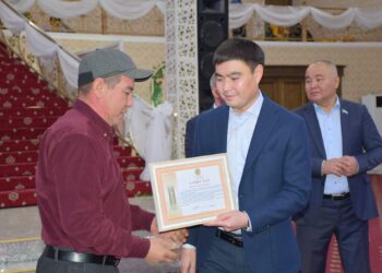 ЕҢБЕК АДАМДАРЫНА ҚҰРМЕТ КӨРСЕТІЛДІ