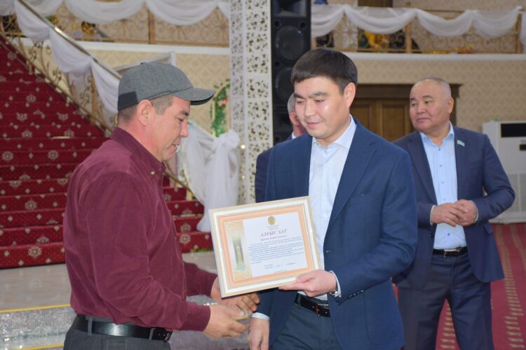 ЕҢБЕК АДАМДАРЫНА ҚҰРМЕТ КӨРСЕТІЛДІ