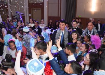 ДАРХАН САТЫБАЛДЫ БАЛАЛАРДЫ ЖАҢА ЖЫЛ МЕРЕКЕСІМЕН ҚҰТТЫҚТАДЫ