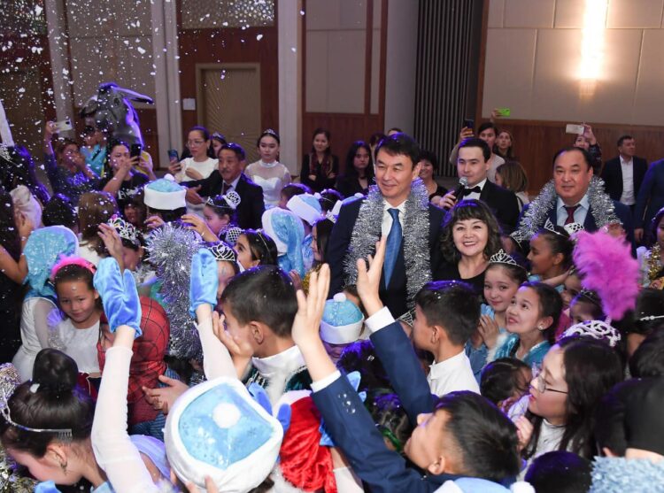 ДАРХАН САТЫБАЛДЫ БАЛАЛАРДЫ ЖАҢА ЖЫЛ МЕРЕКЕСІМЕН ҚҰТТЫҚТАДЫ