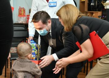 ШАҺАР БАСШЫСЫ БҮЛДІРШІНДЕРДІ МЕРЕКЕМЕН ҚҰТТЫҚТАДЫ