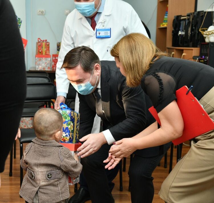 ШАҺАР БАСШЫСЫ БҮЛДІРШІНДЕРДІ МЕРЕКЕМЕН ҚҰТТЫҚТАДЫ