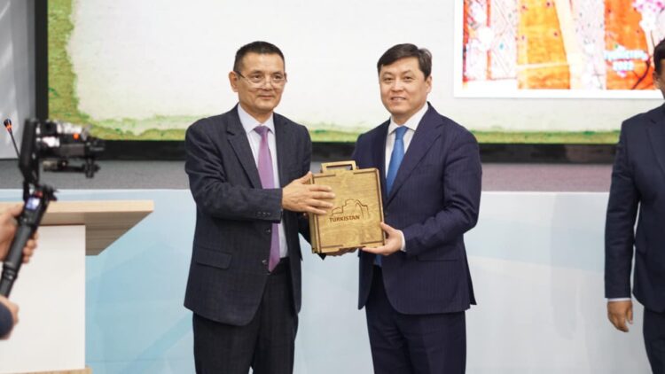 ТҮРКІСТАНДА «ЯСАУИ АНТОЛОГИЯСЫ» КІТАПТАР ЖИНАҒЫНЫҢ ТҰСАУКЕСЕРІ ӨТТІ