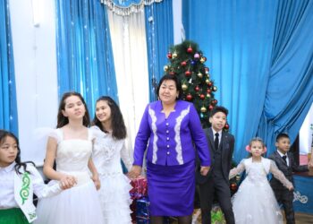 ТҮРКІСТАН: АРЫСТАҒЫ ОТБАСЫ ҮЛГІСІНДЕГІ БАЛАЛАР АУЫЛЫНДА ЖАҢА ЖЫЛДЫҚ ШЫРША ҰЙЫМДАСТЫРЫЛДЫ