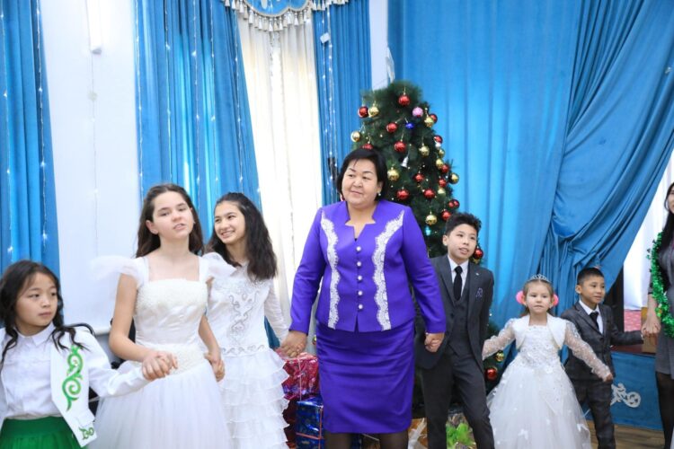 ТҮРКІСТАН: АРЫСТАҒЫ ОТБАСЫ ҮЛГІСІНДЕГІ БАЛАЛАР АУЫЛЫНДА ЖАҢА ЖЫЛДЫҚ ШЫРША ҰЙЫМДАСТЫРЫЛДЫ