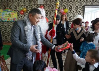 ТҮРКІСТАН: КЕЛЕСТІК ОҢАЛТУ ОРТАЛЫҒЫНДАҒЫ БАЛАЛАР ҚУАНЫШҚА БӨЛЕНДІ