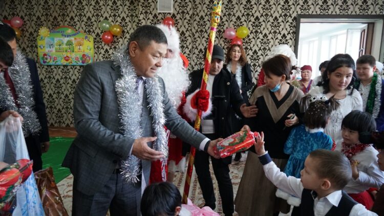 ТҮРКІСТАН: КЕЛЕСТІК ОҢАЛТУ ОРТАЛЫҒЫНДАҒЫ БАЛАЛАР ҚУАНЫШҚА БӨЛЕНДІ