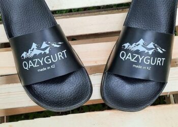 ТҮРКІСТАН: ҚАЗЫҒҰРТТЫҚ КӘСІПКЕР АЯҚ КИІМ ӨНДІРІП ЖАТЫР
