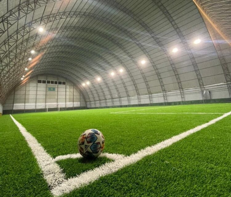 ТҮРКІСТАН: ҚАЗЫҒҰРТТА ЗАМАНАУИ ҮЛГІДЕГІ ЖАБЫҚ ФУТБОЛ АЛАҢЫ АШЫЛДЫ