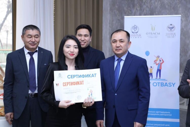 ТҮРКІСТАН: САРЫАҒАШТА «ТАБЫСТЫ ОТБАСЫ» ЖОБАСЫНЫҢ ТҮЛЕКТЕРІНЕ КӘСІБИ ҚҰРАЛ-ЖАБДЫҚТАР ТАБЫСТАЛДЫ