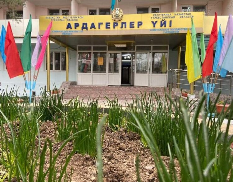 ТҮРКІСТАН: «АРДАГЕРЛЕР ҮЙІ» МЕН «МЕЙІР» ОРТАЛЫҒЫНЫҢ АҚ ЖАУЛЫҚТЫ АНАЛАРЫНА ҚҰРМЕТ КӨРСЕТІЛДІ