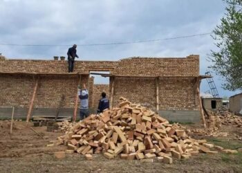 ТҮРКІСТАН ОБЛЫСЫНДА МЕКТЕП БІТІРГЕНІНЕ 20 ЖЫЛ БОЛҒАН СЫНЫПТАСТАР КӨПБАЛАЛЫ АНАҒА ҮЙ САЛЫП ЖАТЫР