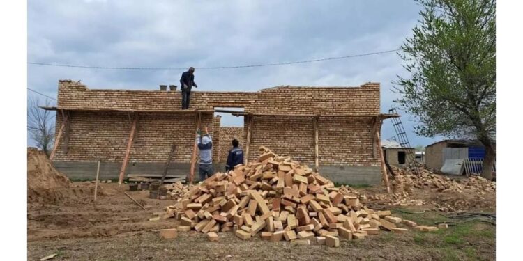 ТҮРКІСТАН ОБЛЫСЫНДА МЕКТЕП БІТІРГЕНІНЕ 20 ЖЫЛ БОЛҒАН СЫНЫПТАСТАР КӨПБАЛАЛЫ АНАҒА ҮЙ САЛЫП ЖАТЫР