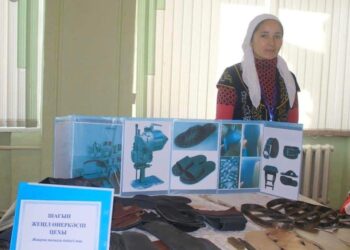 ТҮРКІСТАН: ТӨЛЕБИЛІК ЖАС КӘСІПКЕР ЖЕҢІЛ АЯҚ КИІМ ТІГУДІ ҚОЛҒА АЛҒАН