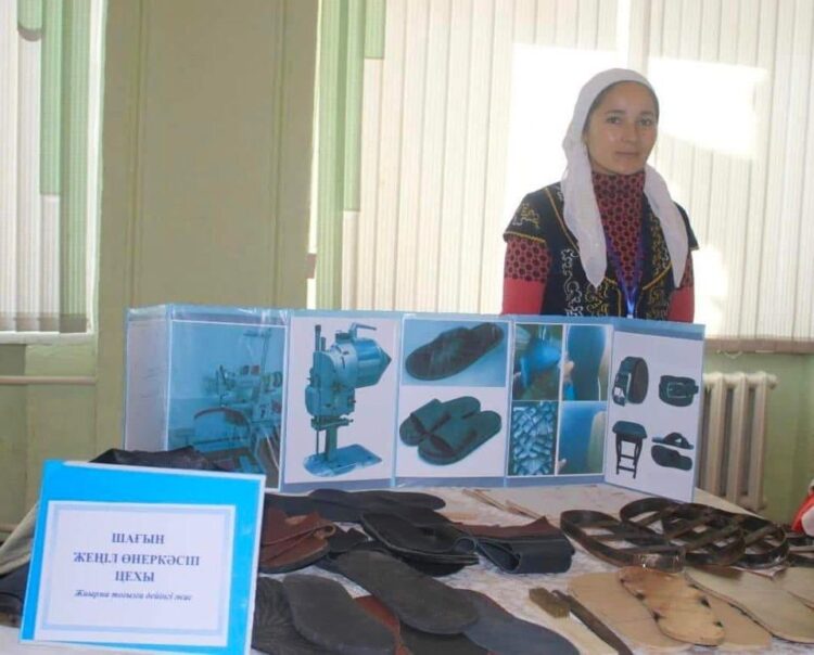 ТҮРКІСТАН: ТӨЛЕБИЛІК ЖАС КӘСІПКЕР ЖЕҢІЛ АЯҚ КИІМ ТІГУДІ ҚОЛҒА АЛҒАН