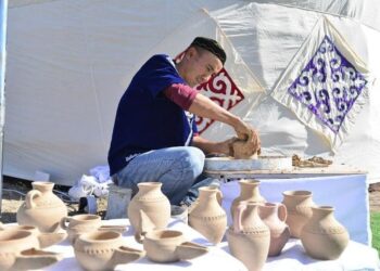 ТҮРКІСТАН: ОТЫРАРЛЫҚ АЗАМАТ КӨНЕ КІТАПТАРДЫ ҰН МЕН ШӘЙДІҢ КӨМЕГІМЕН ҚАЛПЫНА КЕЛТІРЕДІ