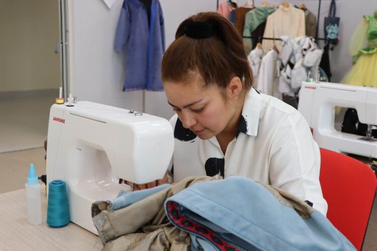 ТҮРКІСТАН: ӘЙЕЛДЕРДІ БИЗНЕСКЕ БАУЛУ ЖОБАСЫ ЖЕМІСІН БЕРУДЕ