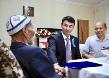 ДАРХАН САТЫБАЛДЫ ЕКІНШІ ДҮНИЕЖҮЗІЛІК СОҒЫСЫНЫҢ АРДАГЕРІНЕ ҚҰРМЕТ КӨРСЕТТІ