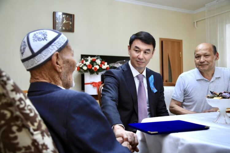 ДАРХАН САТЫБАЛДЫ ЕКІНШІ ДҮНИЕЖҮЗІЛІК СОҒЫСЫНЫҢ АРДАГЕРІНЕ ҚҰРМЕТ КӨРСЕТТІ