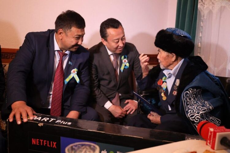 ТҮРКІСТАН ОБЛЫСЫНДА 102 ЖАСТАҒЫ ҚАРТ МАЙДАНГЕР АРДАҚТАЛДЫ