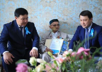 ТҮРКІСТАН ОБЛЫСЫ ӘКІМІНІҢ ОРЫНБАСАРЫ 97 ЖАСТАҒЫ КЕНТАУЛЫҚ АРДАГЕРМЕН КЕЗДЕСТІ