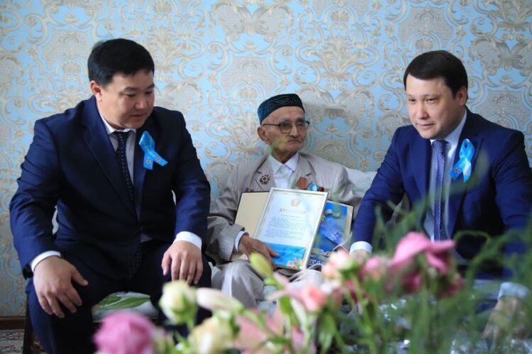 ТҮРКІСТАН ОБЛЫСЫ ӘКІМІНІҢ ОРЫНБАСАРЫ 97 ЖАСТАҒЫ КЕНТАУЛЫҚ АРДАГЕРМЕН КЕЗДЕСТІ