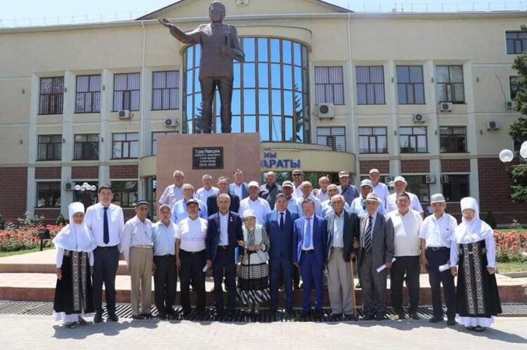 ҚАЗАҚСТАННЫҢ ТҰҢҒЫШ СЕНАТОРЫ АРДАГЕРЛЕРМЕН КЕЗДЕСТІ