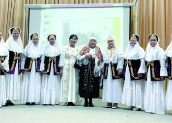 Қариялар төрге озды