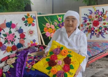 90 ЖАСТАҒЫ ӘЖЕ ТОҚЫМА ТОҚЫП ТАПСЫРЫС АЛАДЫ