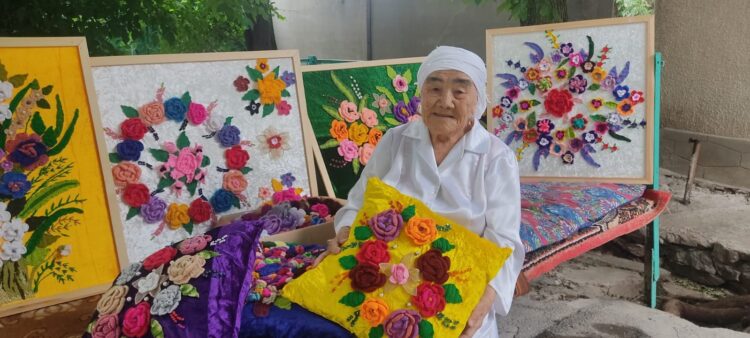 90 ЖАСТАҒЫ ӘЖЕ ТОҚЫМА ТОҚЫП ТАПСЫРЫС АЛАДЫ