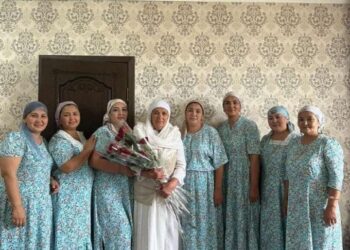 70 НЕМЕРЕСІ, 20 ШӨБЕРЕСІ БАР: ТҮРКІСТАН ОБЛЫСЫНДА 24 БАЛАНЫ ДҮНИЕГЕ ӘКЕЛГЕН АЛТЫН ҚҰРСАҚТЫ АНА ТҰРАДЫ