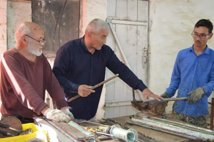 ТҮРКІСТАН: ЖЕТІСАЙЛЫҚ ТҰРҒЫН ПЛАСТИКАЛЫҚ ҚАЛДЫҚТАН КОМБАЙНҒА АСА ҚАЖЕТТІ БӨЛШЕКТЕР ШЫҒАРАДЫ