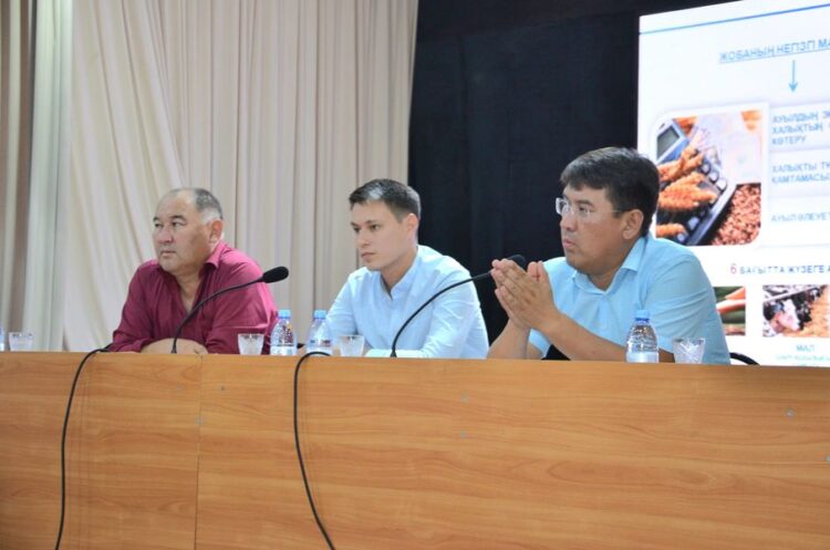 «АУЫЛ АМАНАТЫ» ЖОБАСЫНЫҢ VI БАҒЫТЫ МЕН ЖАСАНДЫ ЖІБЕК ҚҰРТЫН ӨСІРУ ЖОЛДАРЫ ТҮСІНДІРІЛДІ