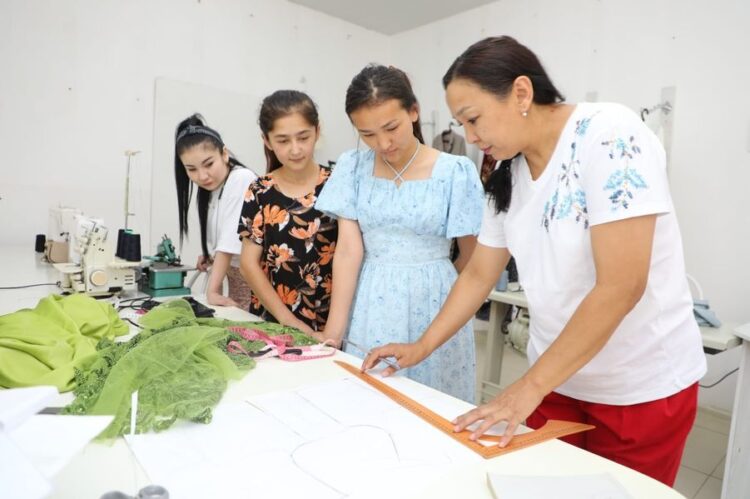 ТҮРКІСТАН: САРЫАҒАШТЫҚ ШЕБЕР ЖАСТАРҒА ТІГІН ӨНЕРІНІҢ ҚЫР-СЫРЫН ҮЙРЕТІП ЖҮР